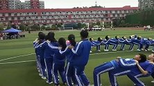 体育老师让同学们做游戏，恕我直言这样的动作，肥胖的同学根本参与不了！