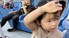 自从给他生了两个妹妹，每天都闹这一出，抢哥哥都要打起来了