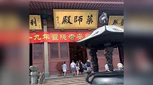 偶遇蒋劲夫携外国女友同游灵隐寺身材健硕四肢纹身抢眼
