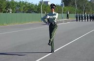 直击阅兵训练场：武警部队官兵蒙眼踢正步也能走直线