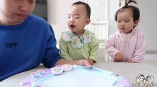 鱼米爸买个小画板，双胞胎兄妹抢着要玩，宝爸：赶紧再买一个
