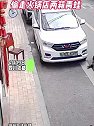 四川成都：男子一大早骑电车，偷走火锅店两箱青蛙