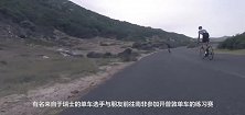 鸵鸟对自行车穷追不舍，车手猛踩脚踏，上演生死时速