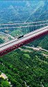 湖南矮寨大桥，主跨为1176m，创造了四项世界第一，大国建设