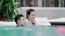 徐璐手忙脚乱爬上浮水垫，泳裤画面不忍直视，节目组忙用弹幕遮挡