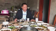 四娃吃坝坝宴一个人坐一桌，二十几个菜摆上桌，几乎碗碗都是肉