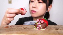 小姐姐吃巧克力涂层的草莓，这颜值让人很喜欢呀，口感应该也不错