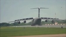 C-5B运输机降落，轮胎重重的砸在跑道，看的心都悬了起来