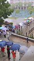 天降暴雨，吃饭的同学回不来了，高年级的孩子们筑起一座爱心伞桥好有爱！