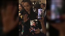 Baby回酒店一路小跑超开心，帮粉丝捡手机超nice又宠粉