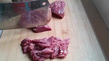 炒羊肉膻味重？关键不要直接下锅，试试这种做法，鲜嫩不膻又好吃