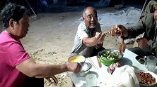 农民鲁智深买肘子孝敬父母，老爷子胃口真好，大块吃肉，大碗喝酒