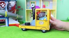 小猪佩奇：狗爷爷和他的救援车玩具分享