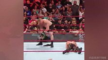 WWE雷斯納爆锤瑞恩斯 从场下打到场内椅子都用上了