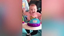 国外可爱的萌娃，坐在儿童车里，太逗了！
