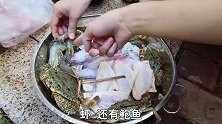 阿渔妹用56度二锅头做铁板海鲜，闺蜜吃一口就醉了