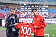 小金人奥斯卡迎中超百场！主教练莱科亲自为其颁发纪念球衣