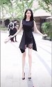 街拍时尚美女达人，黑衣小姐姐一袭黑衣短裙秀出高跟气质