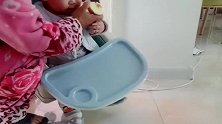 小宝宝的餐车太不安全了，居然摔成这样，把妈妈都看呆了