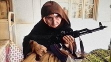 阿富汗一幕！近80岁老太太手持AK-47，上房顶巡逻！