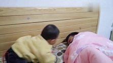 妈妈让宝宝叫爸爸起床，爸爸却赖床不起，小家伙连亲三口最终放弃