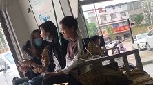 男孩打点滴一旁4名女孩陪着 看病男子一连串感叹笑坏网友