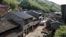 宁波四明山中一个贫穷的山村，旁边却是一幢豪宅，差距真心大