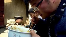 大sao用八盘配菜做一碗面解馋，吃得津津有味太馋人了