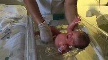 护士直接在新手妈妈床前演示，如何给新生婴儿洗澡，家长必学！