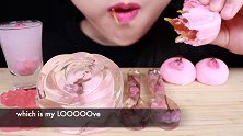 今天是粉嫩嫩的樱花甜点套餐呀，先吃豆沙威化三明治蛋糕吧