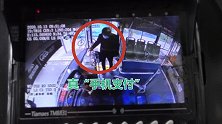 真“手机支付”！大爷坐公交没带零钱 随后将手机扔进投币箱