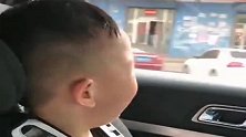 从姥爷家回去的时候，二胎哭得稀里哗啦的，就这么稀罕姥爷啊