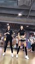 两个姑娘一起跳舞，黑衣姑娘跳得很是“拘谨”，但是动作到位