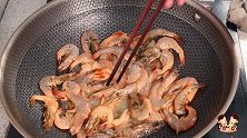 油焖虾超好吃的家常做法，色泽红亮，皮酥肉嫩，和饭店的一样好吃