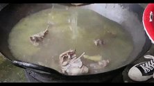秋妹花30元买了15斤鸡架，全部辣卤，配红酒喝，好吃到舔骨头