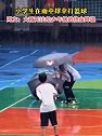 四川自贡：小学生在雨中撑伞打篮球