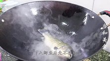 天冷最适合做一锅酱焖鲫鱼，出锅香气四溢，营养美味