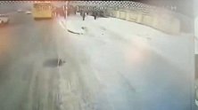 哈尔滨一公交车雪天失控撞倒灯杆 路边等车老人被砸中身亡