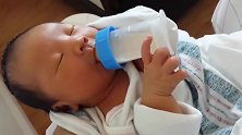 太奇妙了！才出生6天的小宝宝竟然能自己拿奶瓶喝奶，真厉害