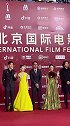周冬雨黄色长裙造型 冬雨应该是今天北京国际电影节 红毯上最亮眼的女明星了云赏北影节 平原上的火焰