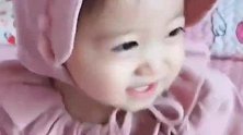 妈妈拿糖问小萝莉是爱妈妈还是爱棒棒糖，结果宝宝回答这么不坚定