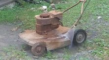 这台割草机放仓库快40年了，拖出来捣鼓半天，竟然给启动了