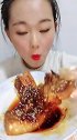 姑娘吃大肥肉，肥肥的才好吃，老铁们你们敢吃吗