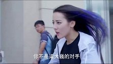 美女骑车太快，路边穿裙子的女孩遭殃了