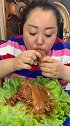 这简直是拿肉洗手了，吃得也太没形象了