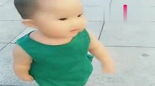 宝宝看到人家跳舞，她的小屁股也跟着一块扭，还很有节奏