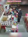 湖南武冈：超市里男子拿起烟就跑，同伙在门外开车接应