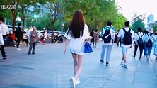 三里屯街拍：高挑网红妹子摆拍视频，原来小视频是这样拍的