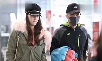 林丹携妻子谢杏芳同框现身机场,二人全程零交流,看来兴致不高