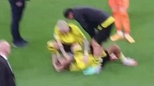 桑乔赛后抱头躺在球场上 罗伊斯等人上前安慰
